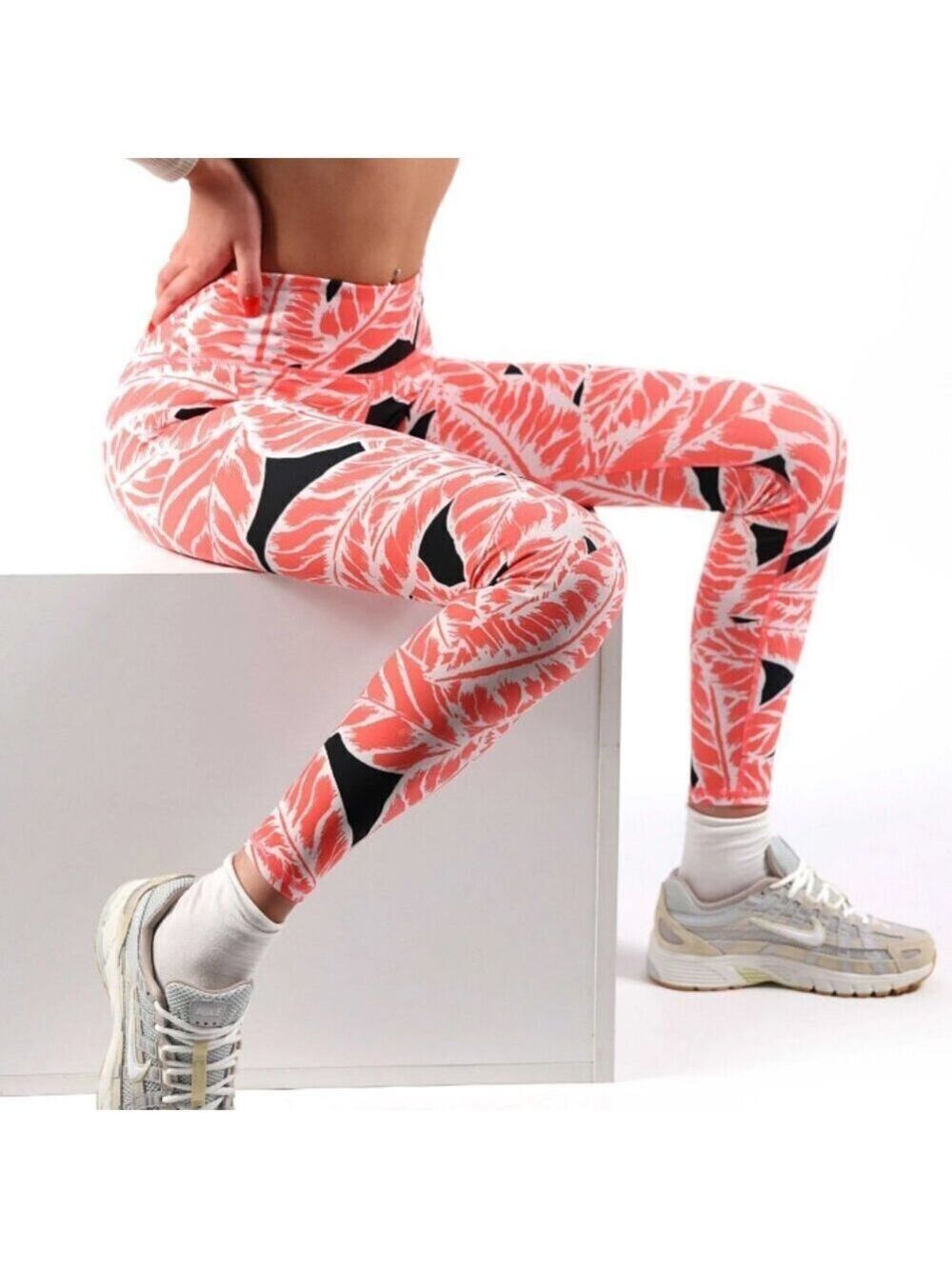 ALO Yoga Airbrush Leggings in Coral Palm Springs Guava Leaf Size Medium
